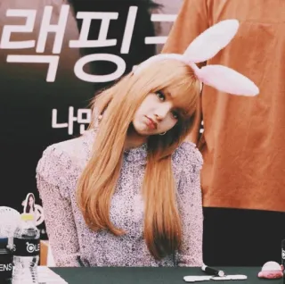🖇 Lisa 랙핑크리 k-pop, orecchie da coniglio, donna, ritratto, idol, cantante, celebrità telegram sticker