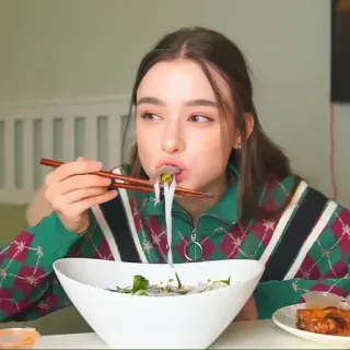 🍜 Frau, Essen, Pho, Nudeln, Essen, Essstäbchen, Suppe telegram sticker