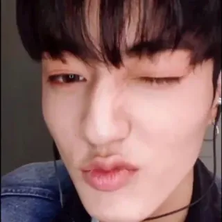 😘 persona, occhiolino, uomo, faccia, coreano telegram sticker