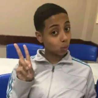 😗 personne, signe de paix, jeune, portrait, assis, intérieur, geste telegram sticker