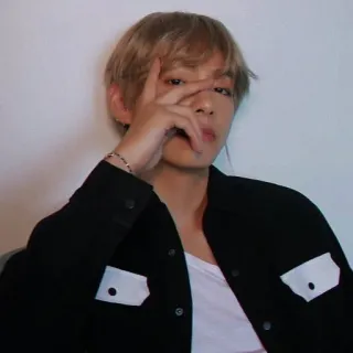 🕸 V kpop, bts, v, айдол, певец, знаменитость, артист telegram sticker
