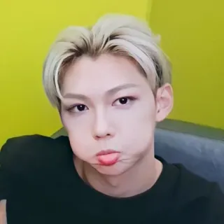 🥲 kpop, felix, selfie, idol, słodkie, śmieszna mina telegram sticker