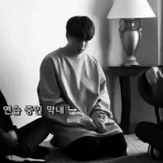 😞 연습 중인 막내 persona, sentado, habitación, blanco y negro, coreano telegram sticker