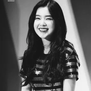 ⛲️ Irene mujer, kpop, ídolo, retrato, sonrisa, blanco y negro telegram sticker