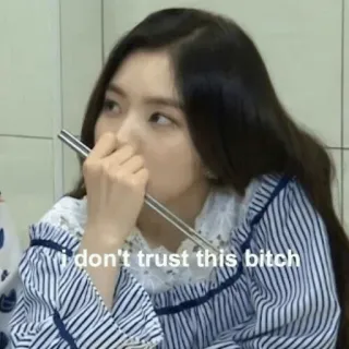 😕 I don't trust this bitch Meme, Ausdruck, Misstrauen, Phrase telegram sticker