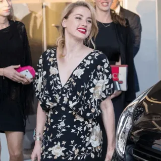 🎬 Amber Heard donna, attrice, celebrità, persona, vestito, floreale whatsapp sticker