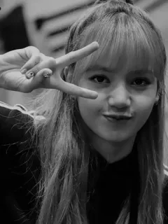 ◾️ Lisa kpop, idol, cantor, sinal de paz, preto e branco, retrato, mulher telegram sticker