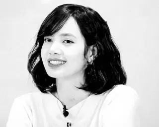 🌟 Lisa osoba, kobieta, uśmiech, czarno-białe, portret, kpop, lisa, piosenkarka telegram sticker