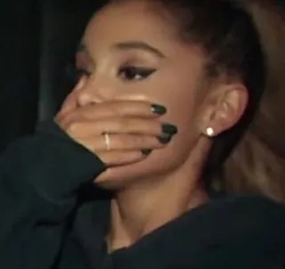 🙊 Ariana Grande celebrytka, piosenkarka, kobieta, portret, ręka na ustach telegram sticker