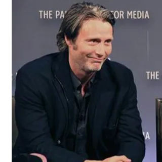 😏 Mads Mikkelsen 俳優, 男性, スーツ, 笑顔, インタビュー telegram sticker