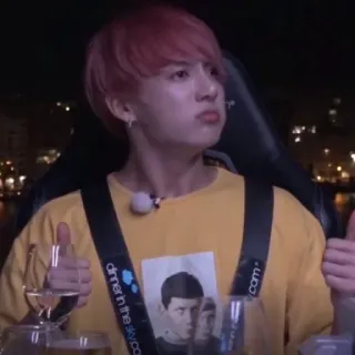 🍼 dinner in the sky.com kpop, jantar nas alturas, asiático, homem, joinha telegram sticker