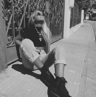 🌨 kobieta, siedzi, okulary przeciwsłoneczne, ulica, blond włosy, moda, buty telegram sticker