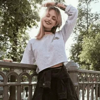 🐼 Frau, Mädchen, Porträt, Lässig, Lächelnd, Posierend telegram sticker