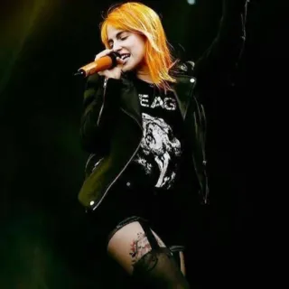 ❤️‍🔥 mulher, cantora, microfone, concerto, palco telegram sticker