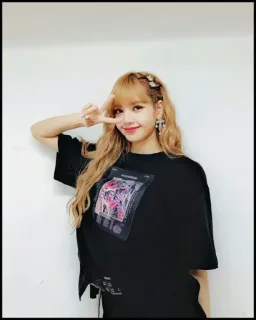 🐬 Lisa (Blackpink) Lisa, Blackpink, K-pop, Idol, Cantora, Sinal de paz whatsapp sticker