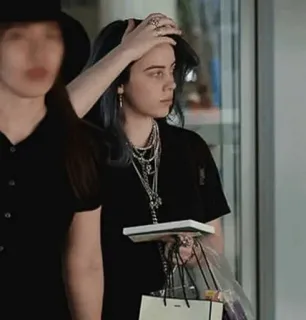 🌊 Billie Eilish Billie Eilish, piosenkarka, celebrytka, gwiazda pop, młoda dorosła telegram sticker