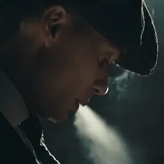 💨 Thomas Shelby Peaky Blinders Thomas Shelby, Peaky Blinders, fumando, hombre, retrato, sombrero whatsapp sticker