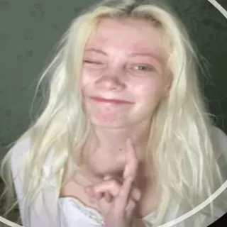 🤟 dedo corazón, gesto ofensivo, rubia, mujer, guiño whatsapp sticker