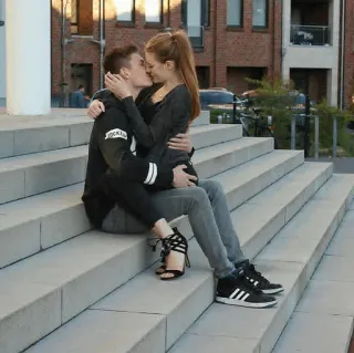 😍 Paar, küssen, Romantik, Liebe, Treppe telegram sticker