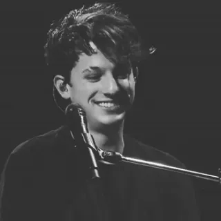✨ Charlie Puth Musiker, Sänger, Klavier, Lächeln, Promi, Porträt whatsapp sticker