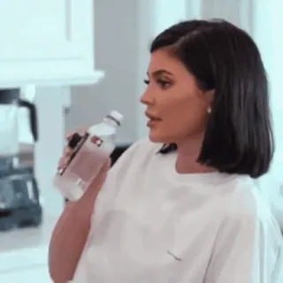 ▪️ Kylie Jenner kylie jenner, mulher, celebridade, garrafa de água, camisa branca telegram sticker