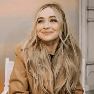📰 Sabrina Carpenter piosenkarz, aktorka, blond włosy, uśmiechnięty, portret telegram sticker
