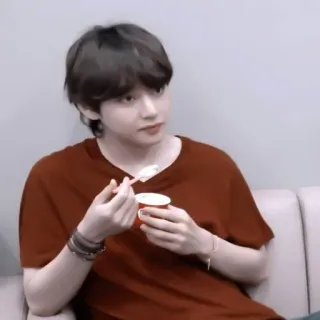 😒 Kim Taehyung K-pop idol, en train de manger, glace, homme, personne, chanteur telegram sticker