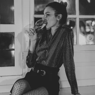 🌨 kobieta, wino, glamour, portret, moda, czarno białe telegram sticker