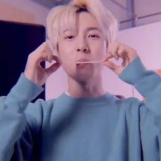🐥 homem, loiro, kpop, cantor, interior, retrato telegram sticker