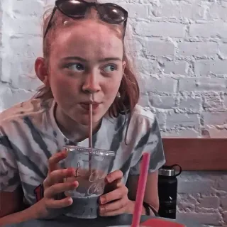 🌟 Sadie Sink ator, mulher, bebida, pessoa, café, xícara whatsapp sticker