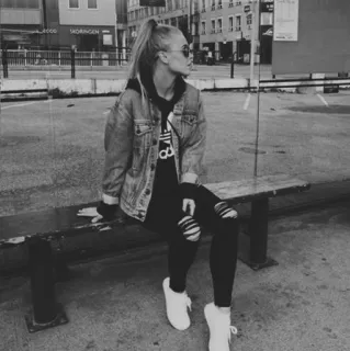 🌨 kobieta, siedząca, ławka, kurtka jeansowa, czarne legginsy, ulica miasta, okulary słoneczne, blond włosy telegram sticker