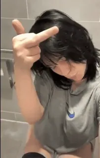 🖕 นิ้วกลาง, ท่าทางหยาบคาย, คน, ผู้หญิง, ภาพเหมือน, ดูถูก telegram sticker