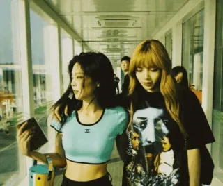 🌼 Lisa kpop, musique, groupe, divertissement, aéroport, blackpink telegram sticker