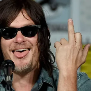 🖕 Norman Reedus dedo do meio, celebridade, ator, língua, óculos de sol telegram sticker