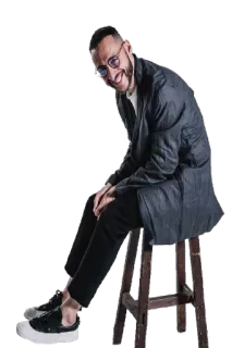 😁 Mann, sitzen, Porträt, Hocker, Brille, Lächeln telegram sticker