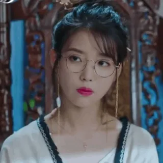 ✨ IU Koreanische Schauspielerin, IU, Promi, Sängerin, Asiatische Frau, Brille, Ohrringe telegram sticker
