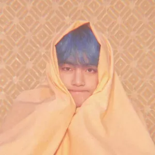 😪 V BTS, K-Pop, ไอดอล, คิมแทฮยอง, น่ารัก, ผ้าห่ม, ผมสีฟ้า, นักร้อง telegram sticker