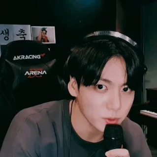 ✨ Jungkook piosenkarz, K-pop, BTS, idol, mikrofon, muzyka telegram sticker