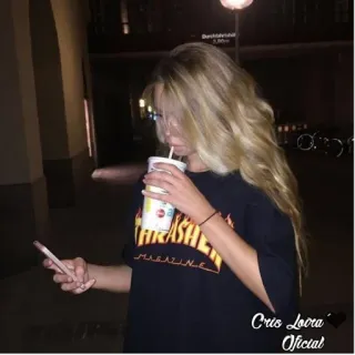 🍹 Cris Loaira Oficial Frau, Getränk, Handy, Thrasher Magazine, blond, Nacht telegram sticker