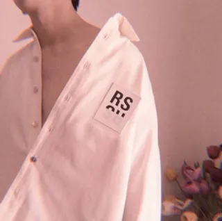 🍼 RS RS, Maglietta, Moda, Minimalista, Abbigliamento, Stile telegram sticker