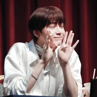 🌚 personne, sourire, geste de la main, kpop, acteur, homme whatsapp sticker