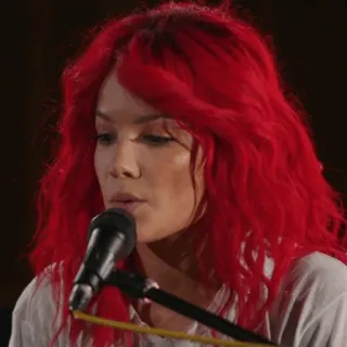 🍒 mulher, cabelo ruivo, cantora, microfone, retrato, música whatsapp sticker