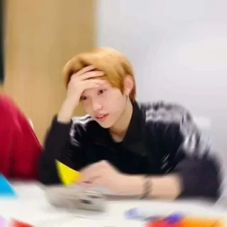🥲 Felix kpop, 歌手, セレブ, ミーム, 困惑, 考え中, 心配 whatsapp sticker