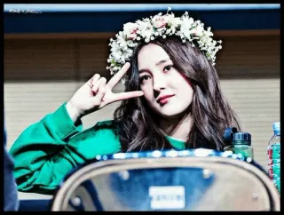 🕊 Nancy kpop, アイドル, ナンシー, 可愛い, ピースサイン, 花冠, アジア人 telegram sticker