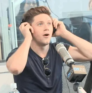 🎸 Niall Horan músico, celebridade, fones de ouvido, rádio, cantor telegram sticker