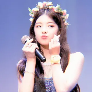 ⚡️ Lia Lia, ITZY, K-pop, chanteuse, couronne de fleurs, coréenne, idole telegram sticker