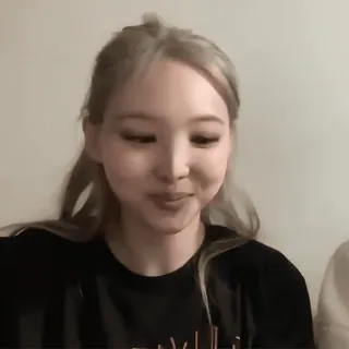 : nayeon @bonesdolly :: @fStikBot whatsapp stickers