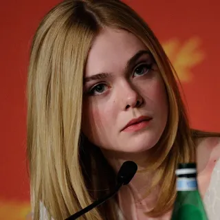 😒 Elle Fanning Schauspielerin, Porträt, blond, Promi whatsapp sticker