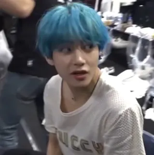 😶 GUCCI uomo, persona, capelli blu, maglietta Gucci, celebrità, K-Pop telegram sticker