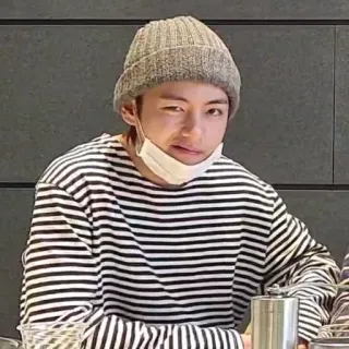 😏 V V, BTS, K-pop, cantante, idol, ritratto, berretto, uomo telegram sticker